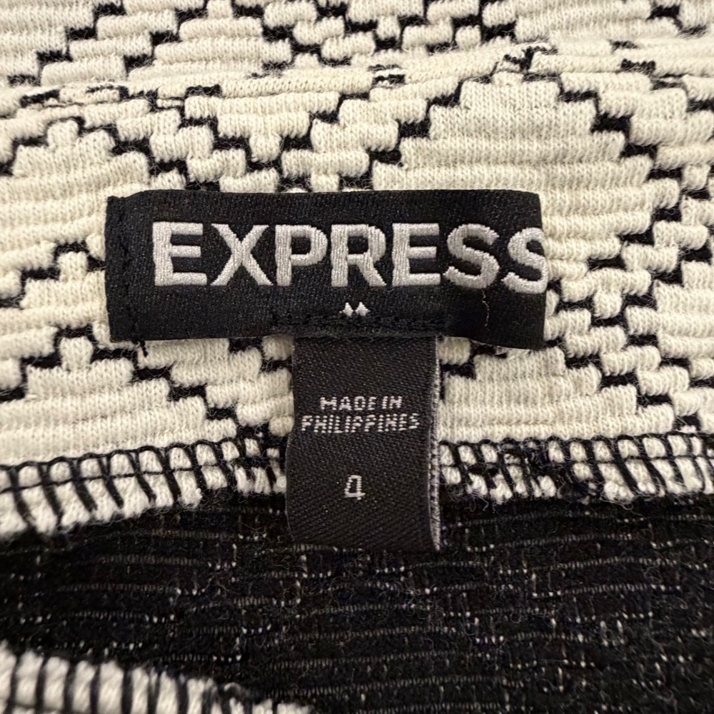 Express Black White Geometric Jacquard Tulip Wrap Mini Skirt Size 4 - Picture 7 of 9